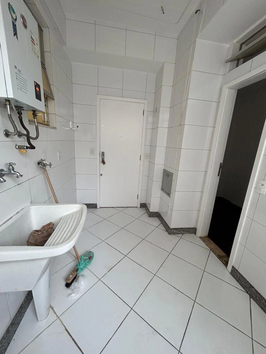 4-bedroom apartment with a walk-in closet — photo 47