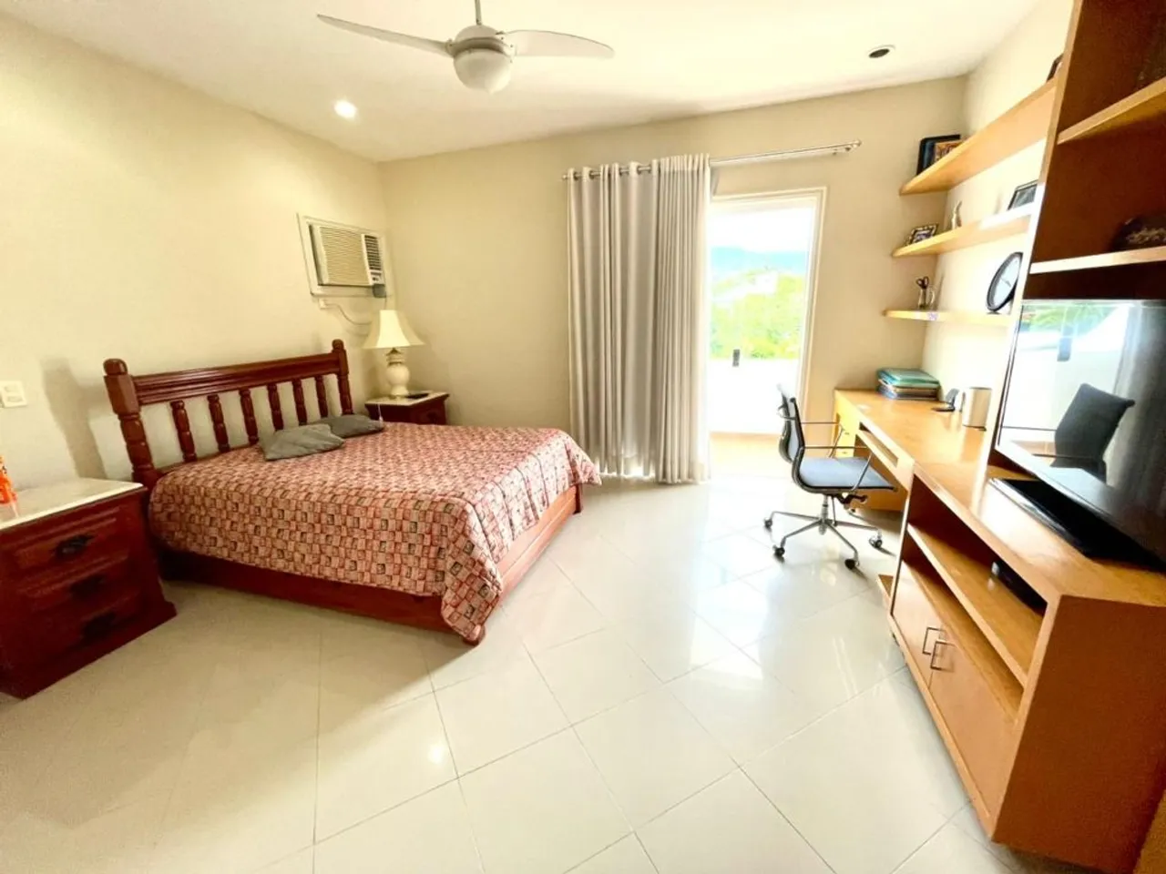 House with 5 bedrooms and a glassed-in balcony — photo 2