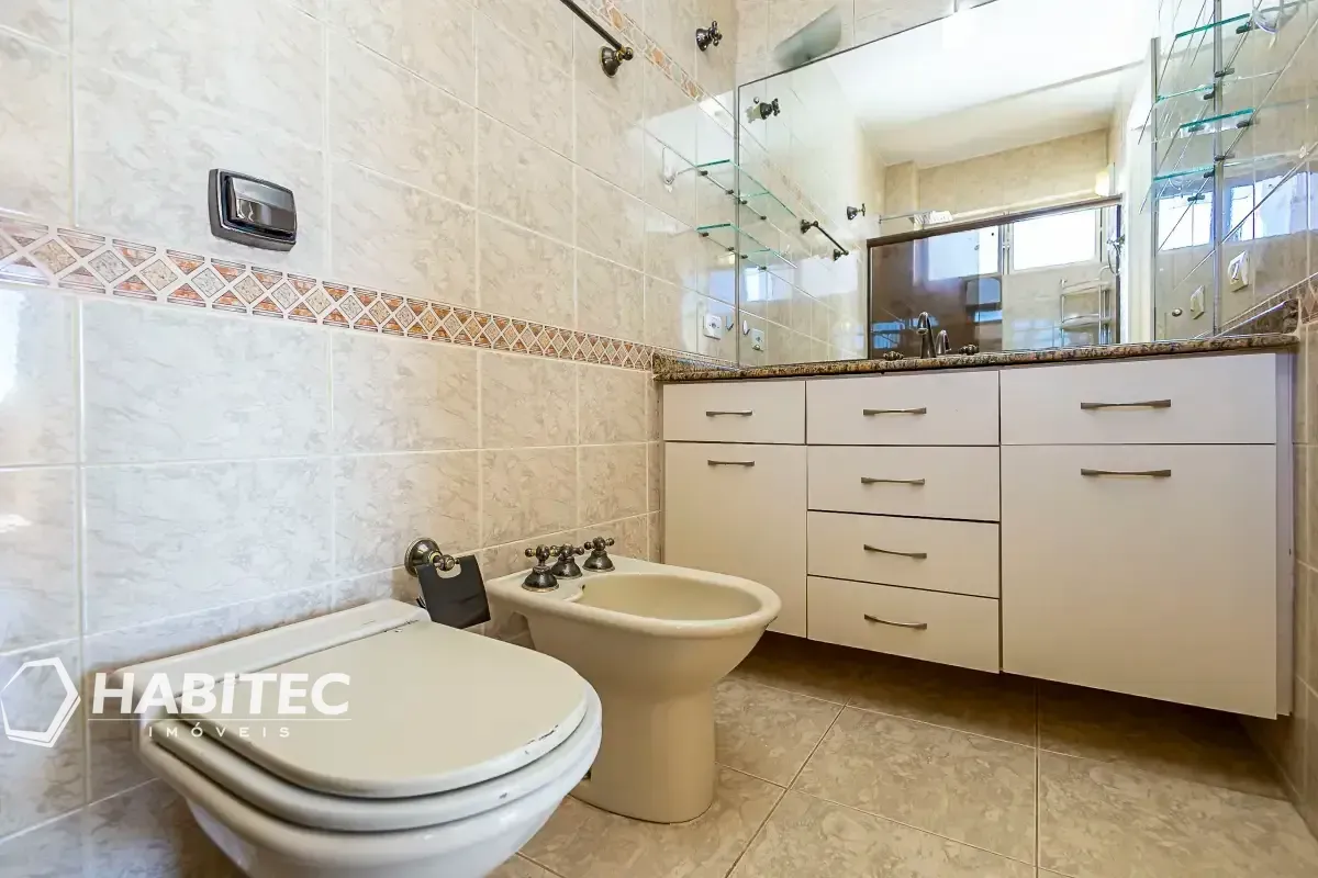 4-bedroom apartment with 2 bathrooms and a balcony — photo 32