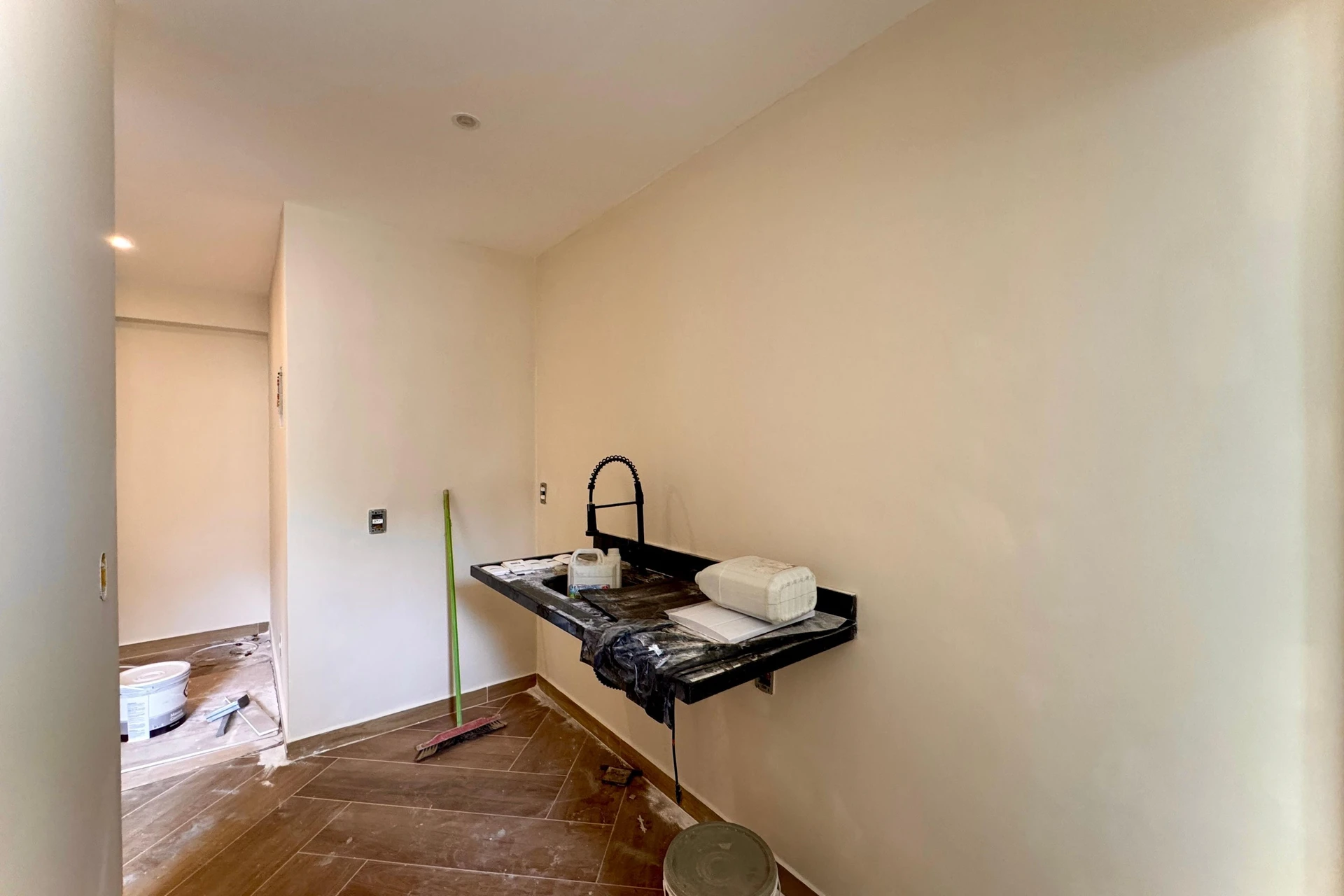 Apartamento de 1 dormitorio con cocina abierta y cocina a gas — photo 13
