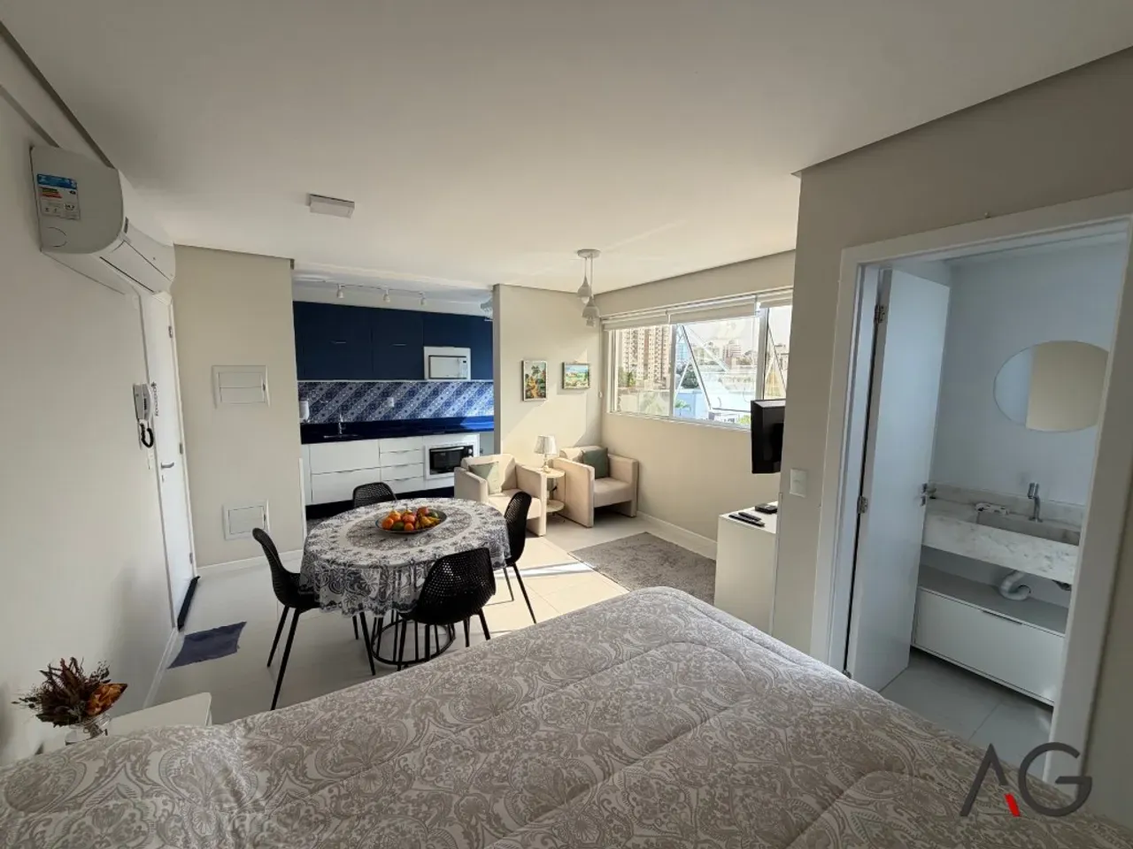 Furnished studio with open-plan kitchen and 2 parking spots — photo 9