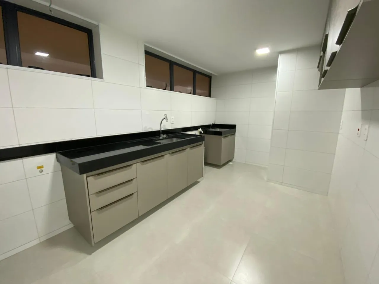 3-bedroom rental apartment with enclosed balcony — photo 10