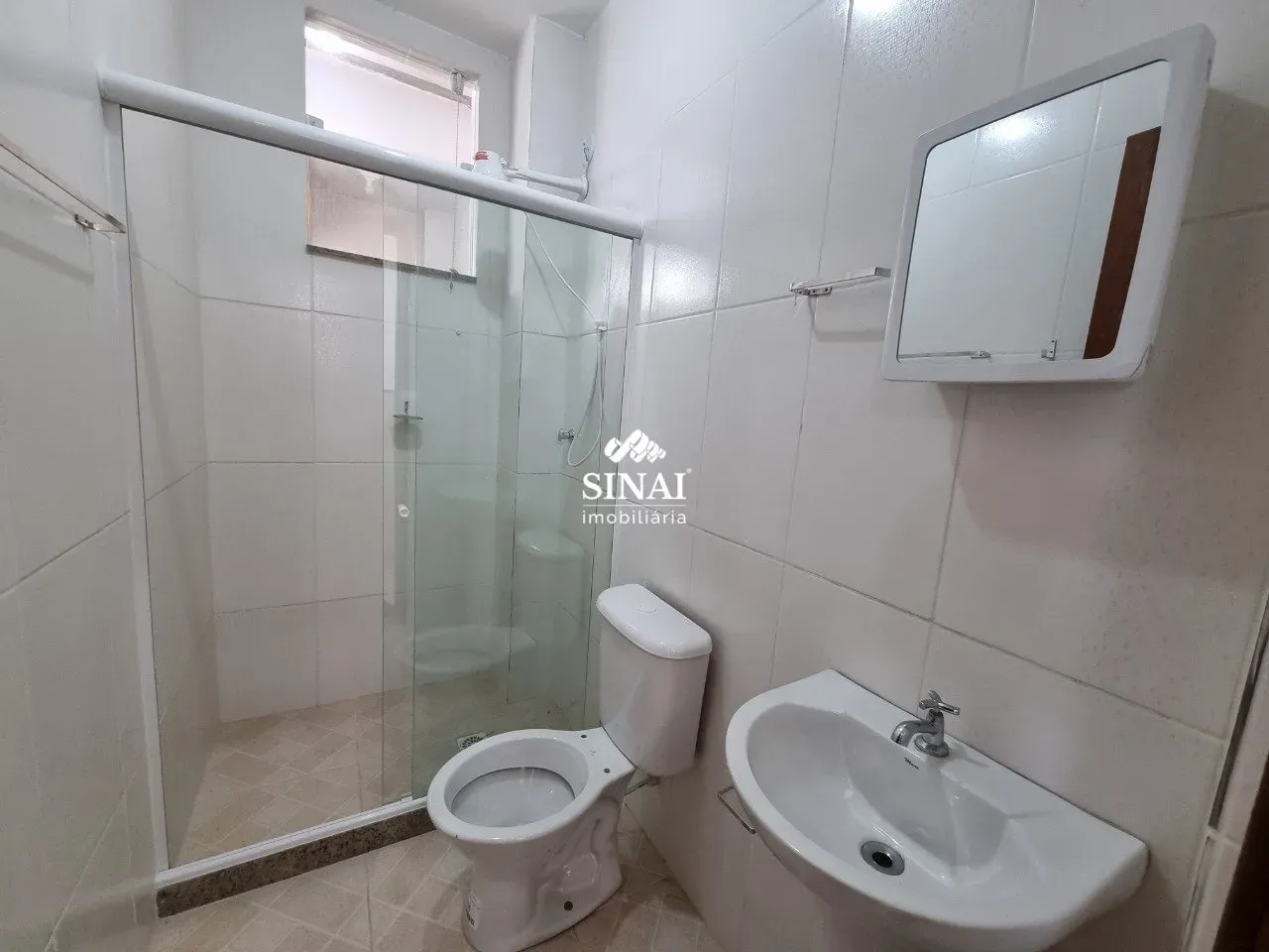 Дом в формате квартиры с душевой в стекле и электрическим душем — photo 8