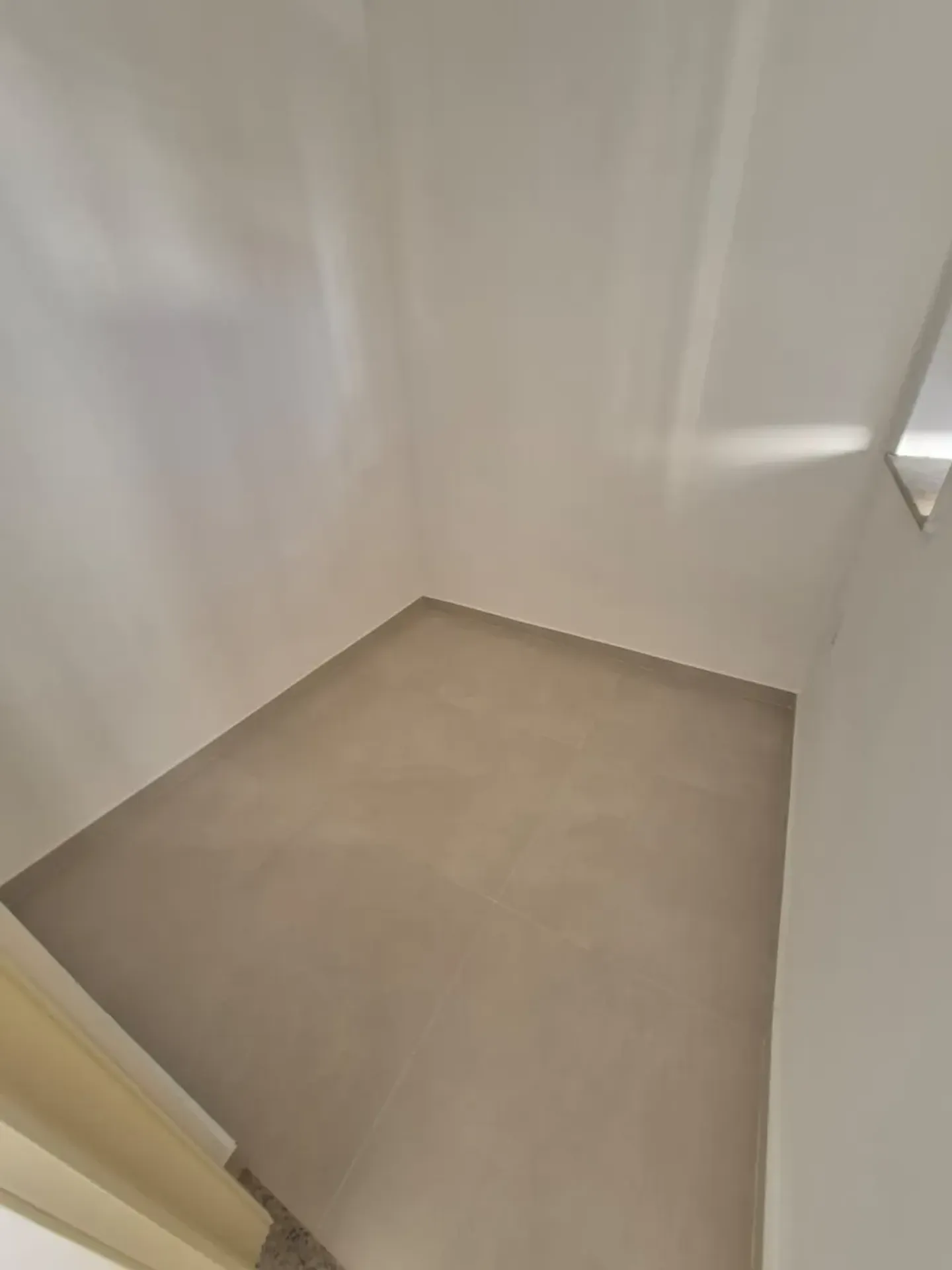 Apartamento sem mobília com cozinha planejada e tanque — photo 15