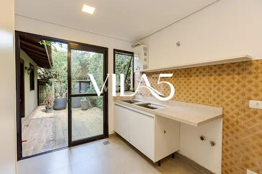 3-bedroom house with a bathtub in Curitiba — photo 31