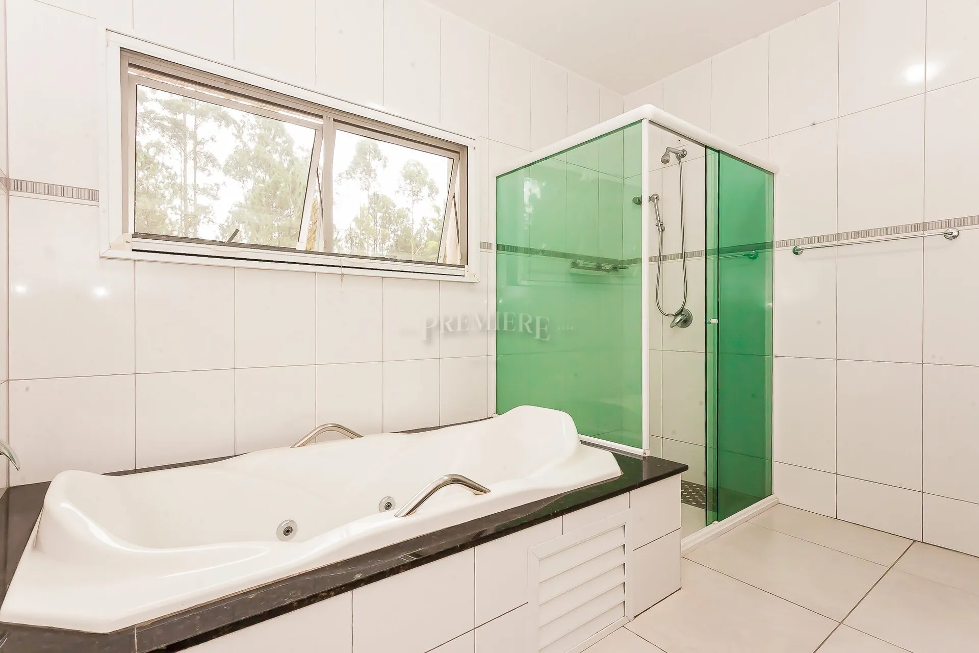 House with 4 bedrooms, 1 en-suite, 4 bathrooms — photo 34