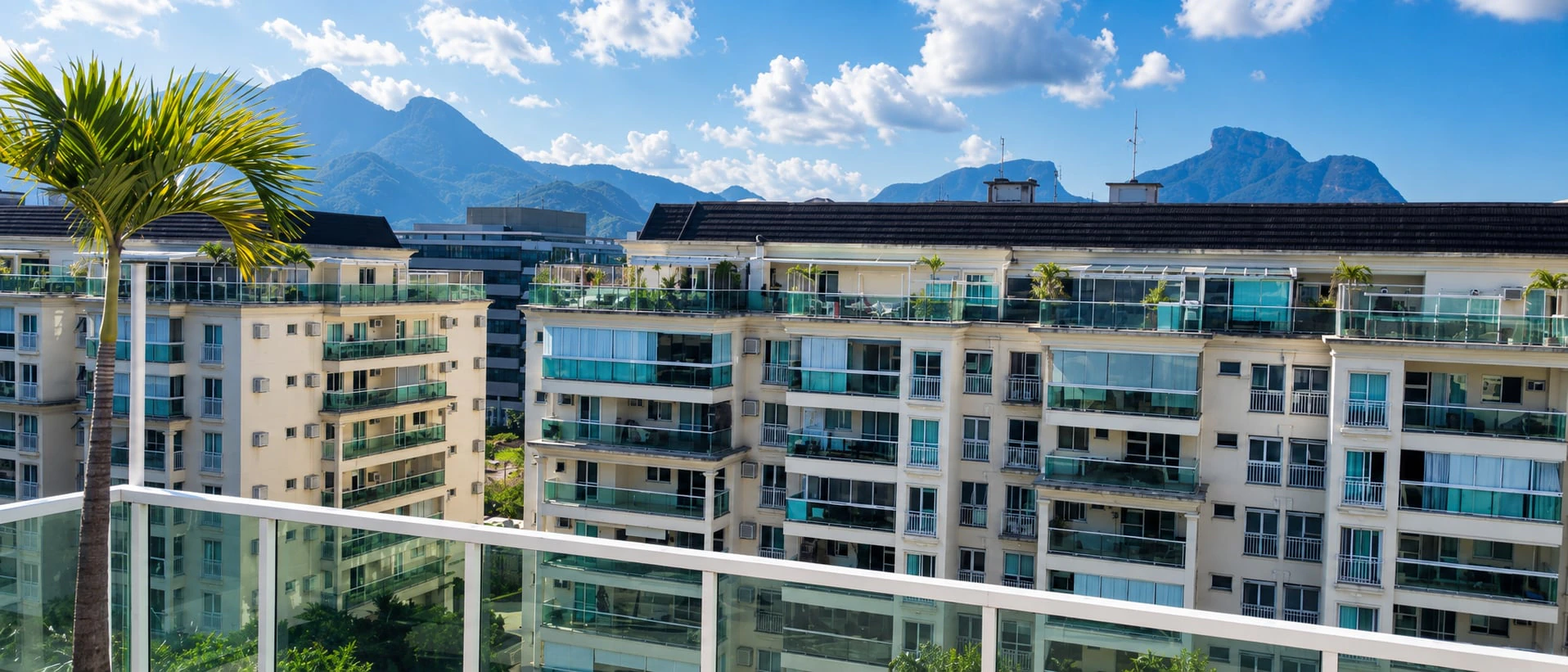 Glass-enclosed balcony in a 3-bedroom apartment, 200 m² — photo 3