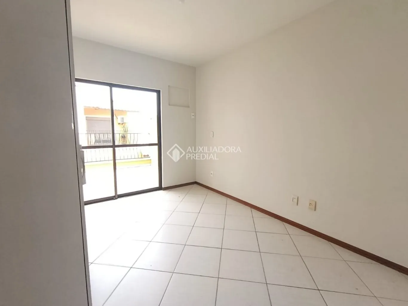 Penthouse-style apartment with 3 bedrooms and 3 baths — photo 33