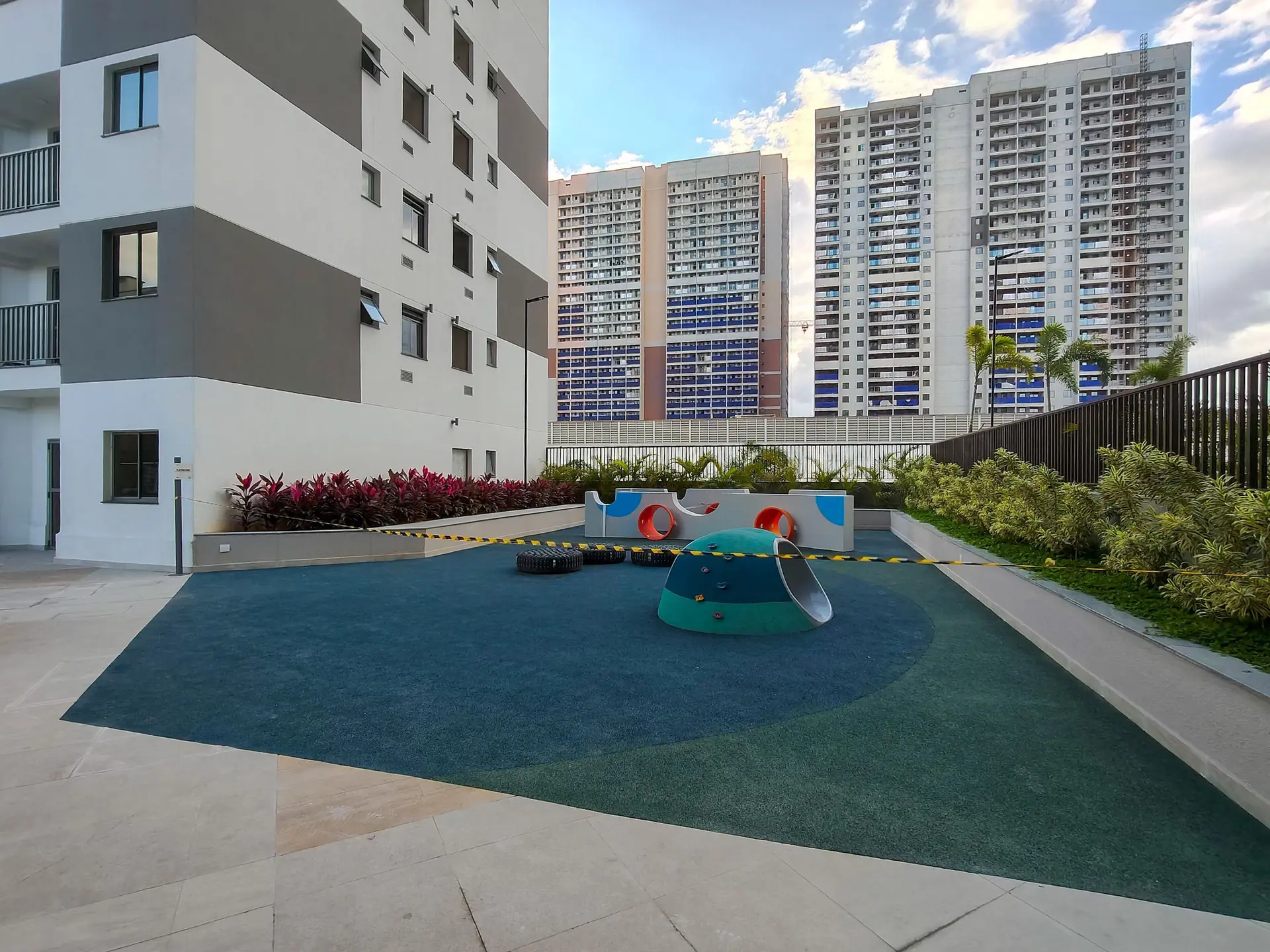 Apartamento com 2 quartos e varanda de vidro fechada — photo 54