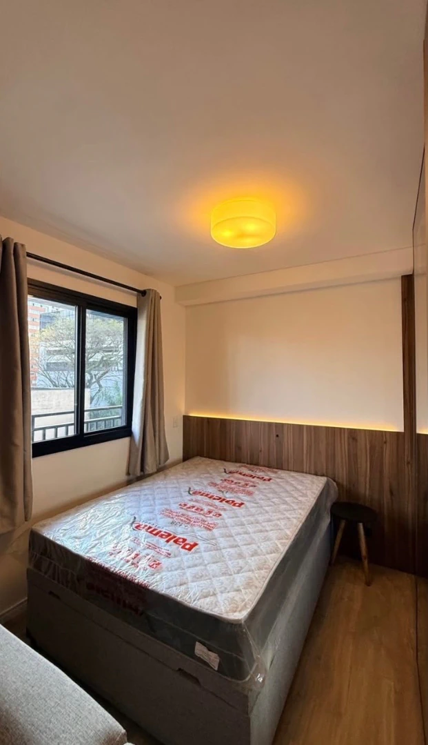 Furnished studio kitnet with open-plan kitchen and parking — photo 4