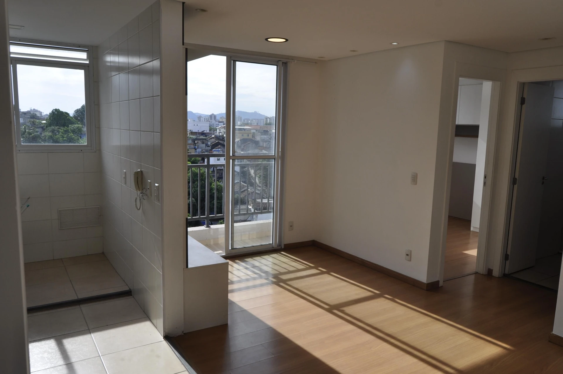 2-bedroom apartment in a building with a gym — photo 8