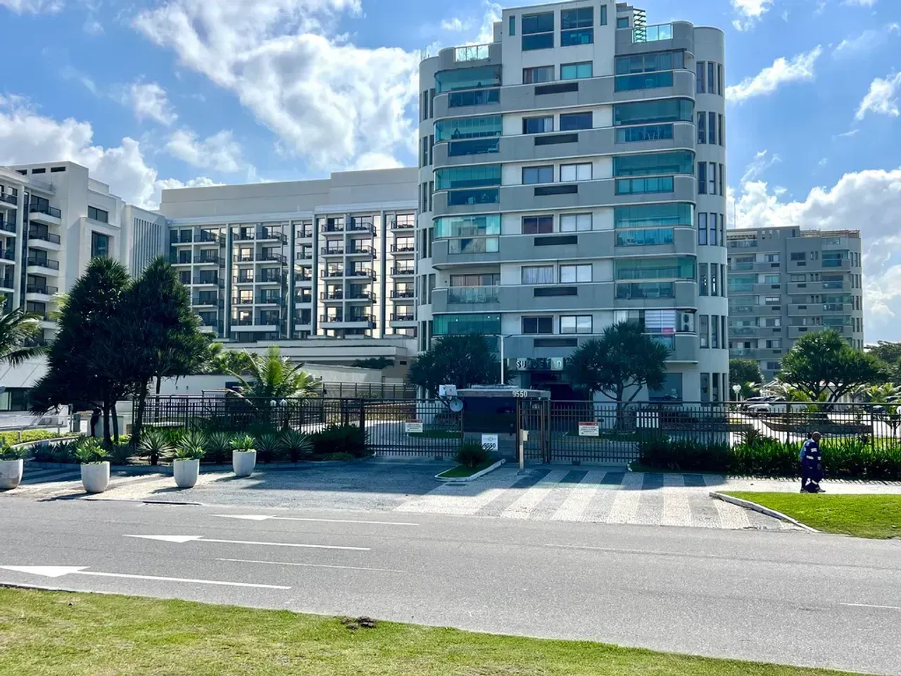 Furnished 1-bedroom apartment with building pool — photo 9