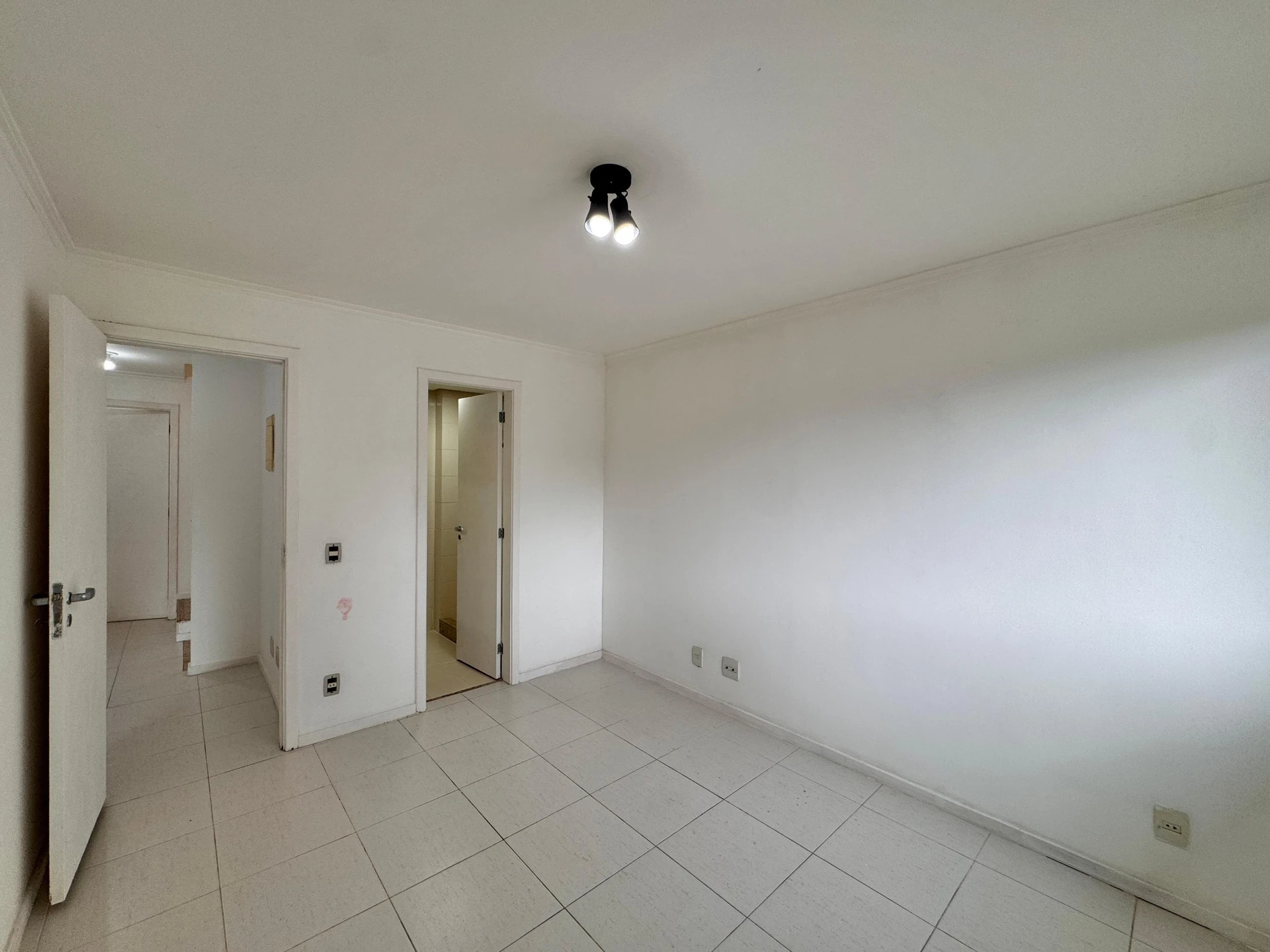 4-bedroom apartment with balcony and private BBQ grill — photo 37