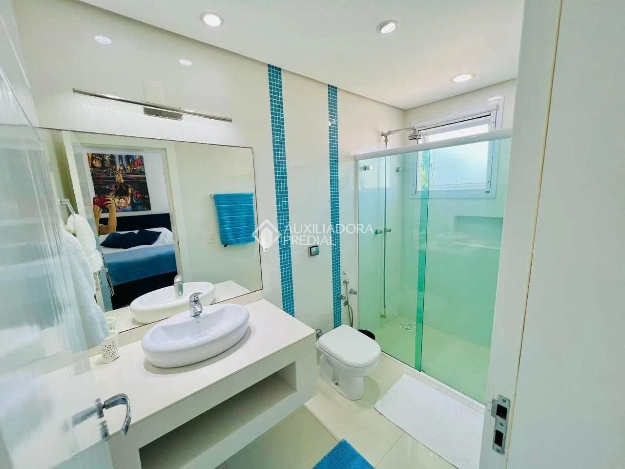 House with 6 bedrooms and an open kitchen with gas stove — photo 50