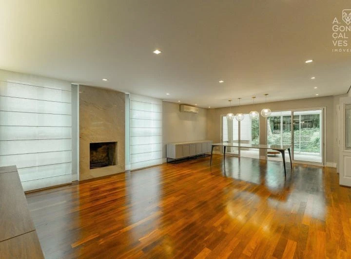 House with 4 bedrooms and 6 parking spaces, 1110 m²