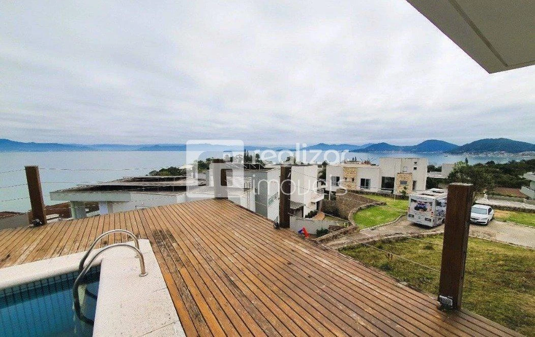Bañera y 3 dormitorios: casa de 718 m² — photo 23