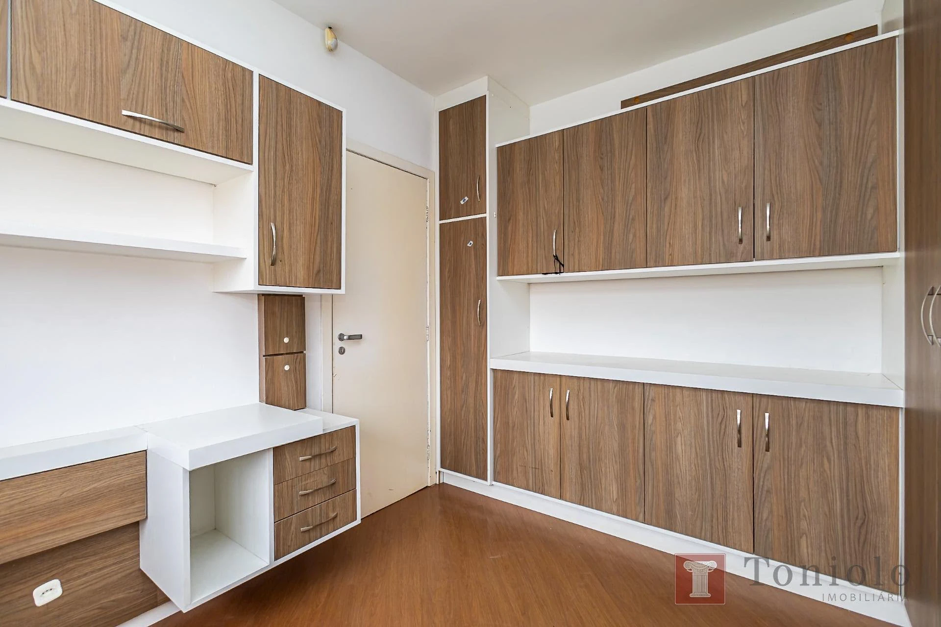380 m² house with a bathtub and a walk-in closet — photo 21
