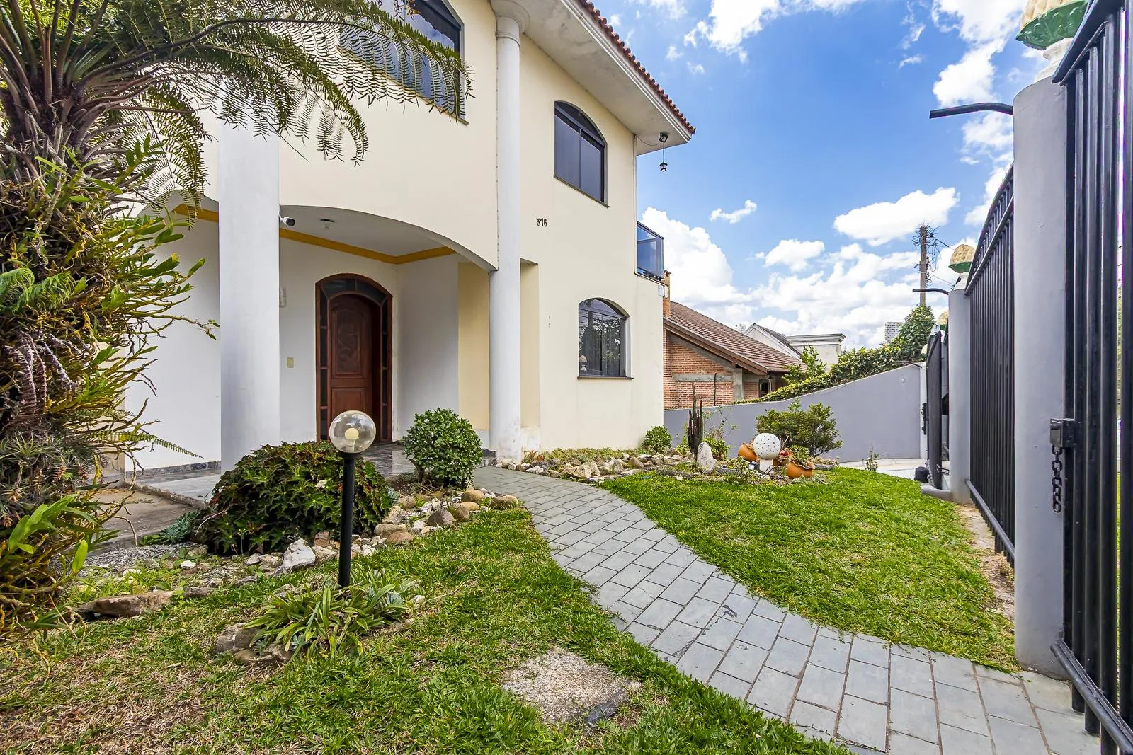 3-bedroom house with a separate kitchen and gas stove — photo 44