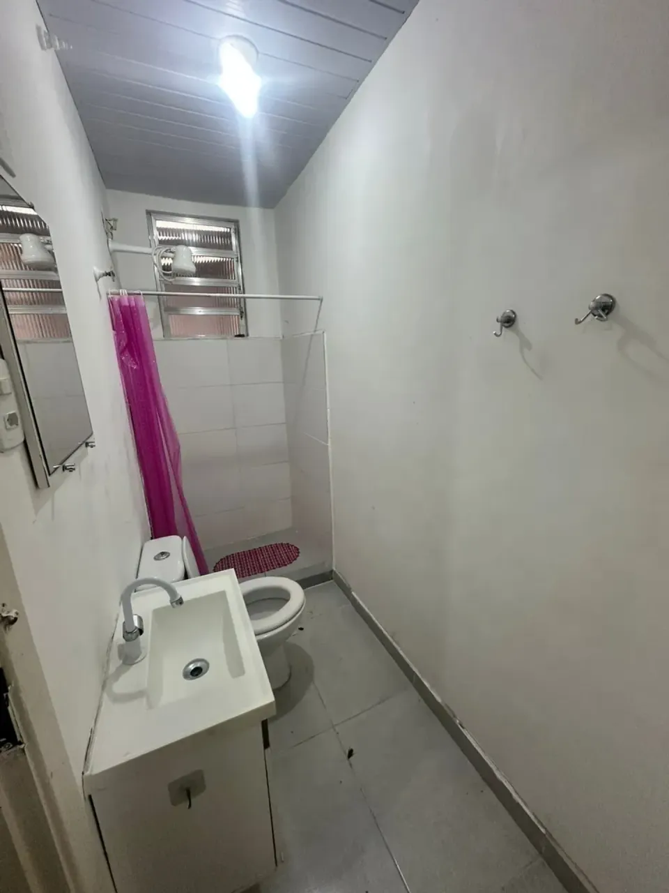 Незамебльована квартира з електричним душем у ванній — photo 4