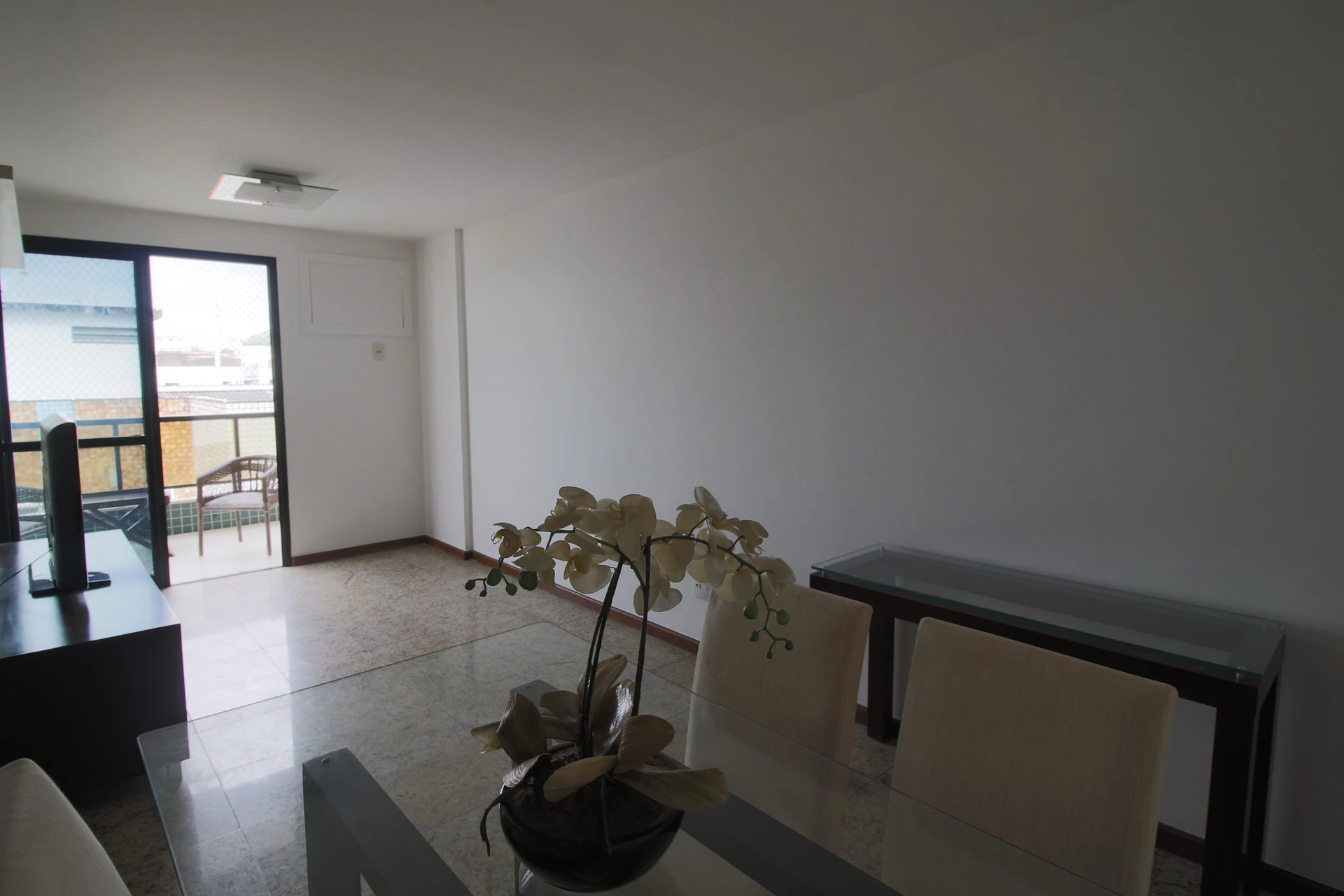 Balcony with a grill in a 4-bedroom apartment, 172 m² — photo 31