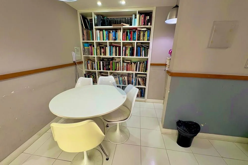 Furnished 2-bedroom apartment with open kitchen — photo 33