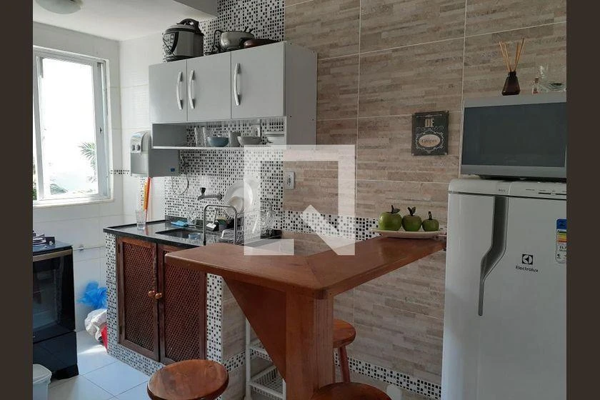 Furnished 1-bedroom apartment with open-plan gas kitchen — photo 2