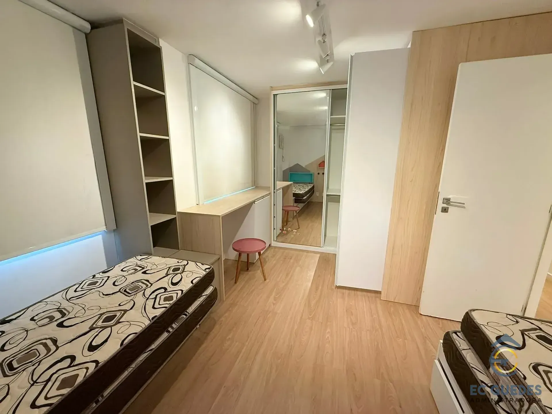 Furnished 3-bedroom apartment with glassed balcony — photo 39