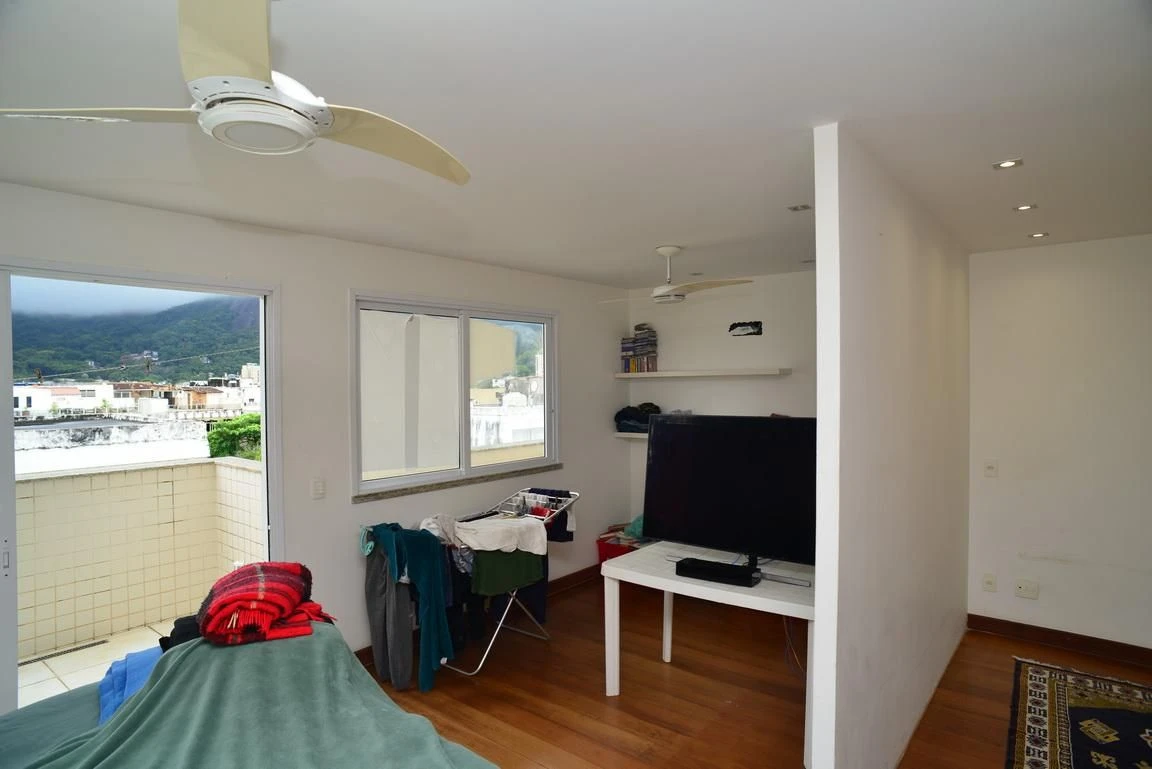 Furnished apartment, 300 m², with a glass-enclosed balcony — photo 16