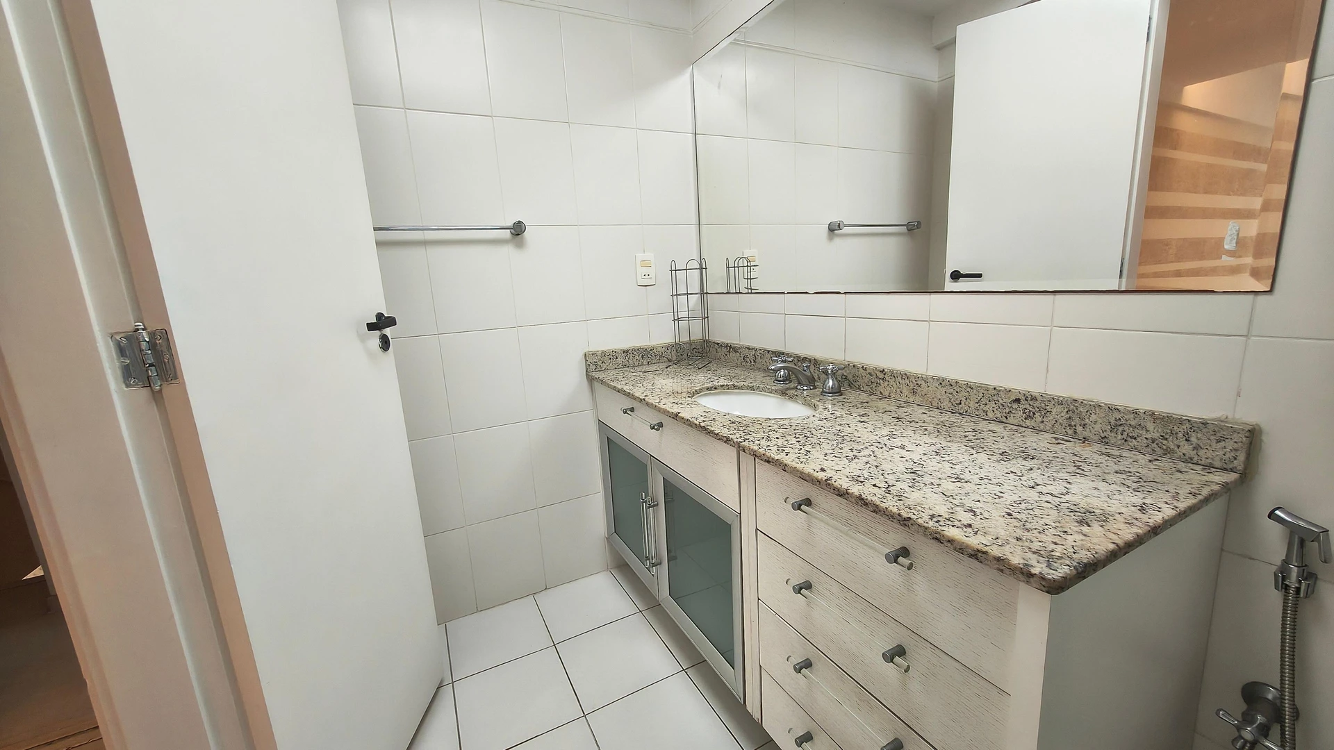 Rent-ready 2-bedroom apartment with balcony — photo 5