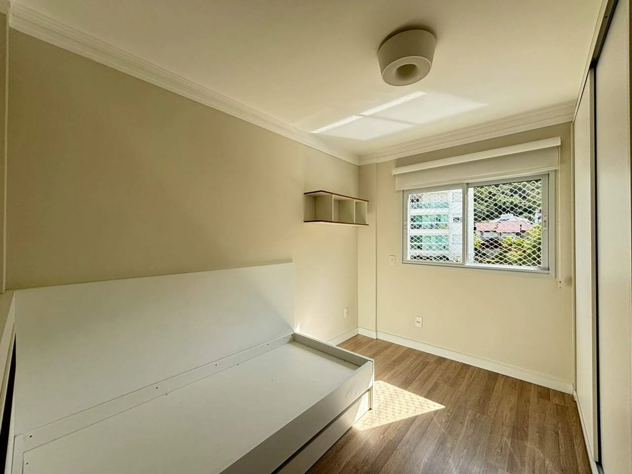 Glass-enclosed balcony in a 4-bedroom apartment, 127 m² — photo 3