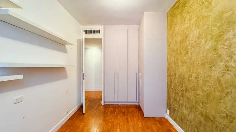 Floor-to-ceiling windows in a 4-bedroom apartment, 266 m² — photo 12