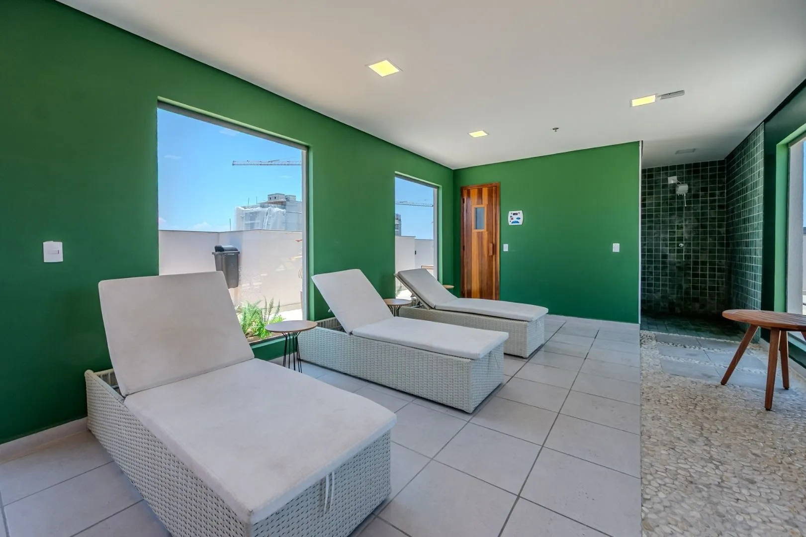Furnished 30 m² apartment with glass balcony — photo 23