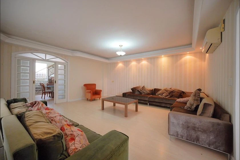 Casa com 5 quartos e 3 suítes com banheiro
