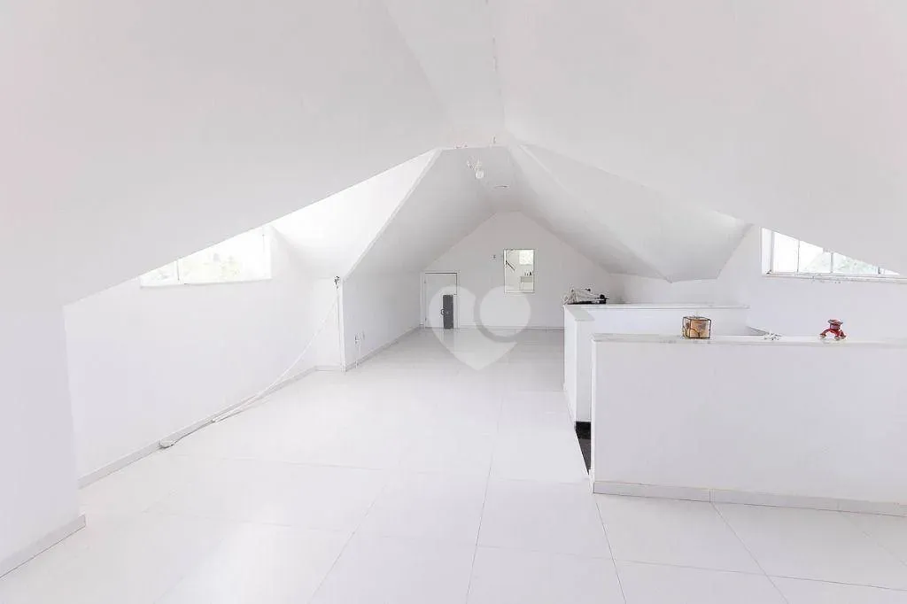 Furnished triplex house with 4 bedrooms and 370 m² — photo 44