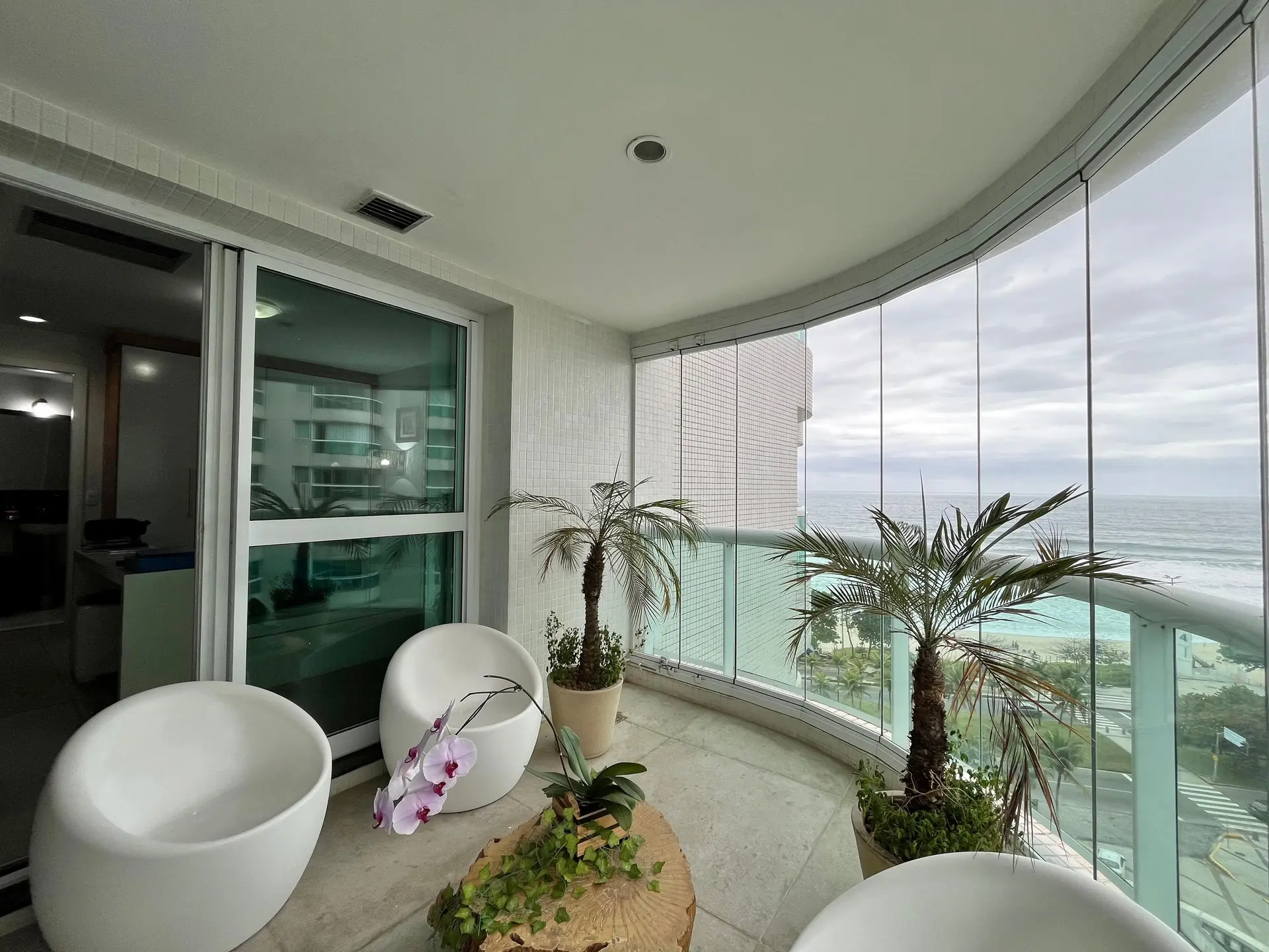 Furnished studio, 48 m², with a water view — photo 3
