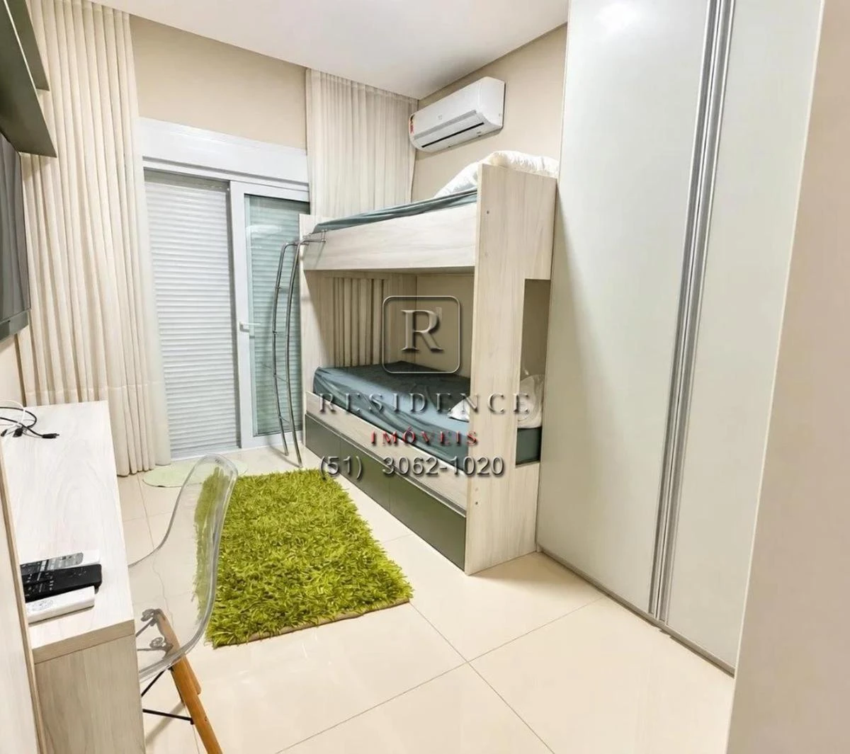 Balcony with a grill in a 2-bedroom apartment, 172 m² — photo 3