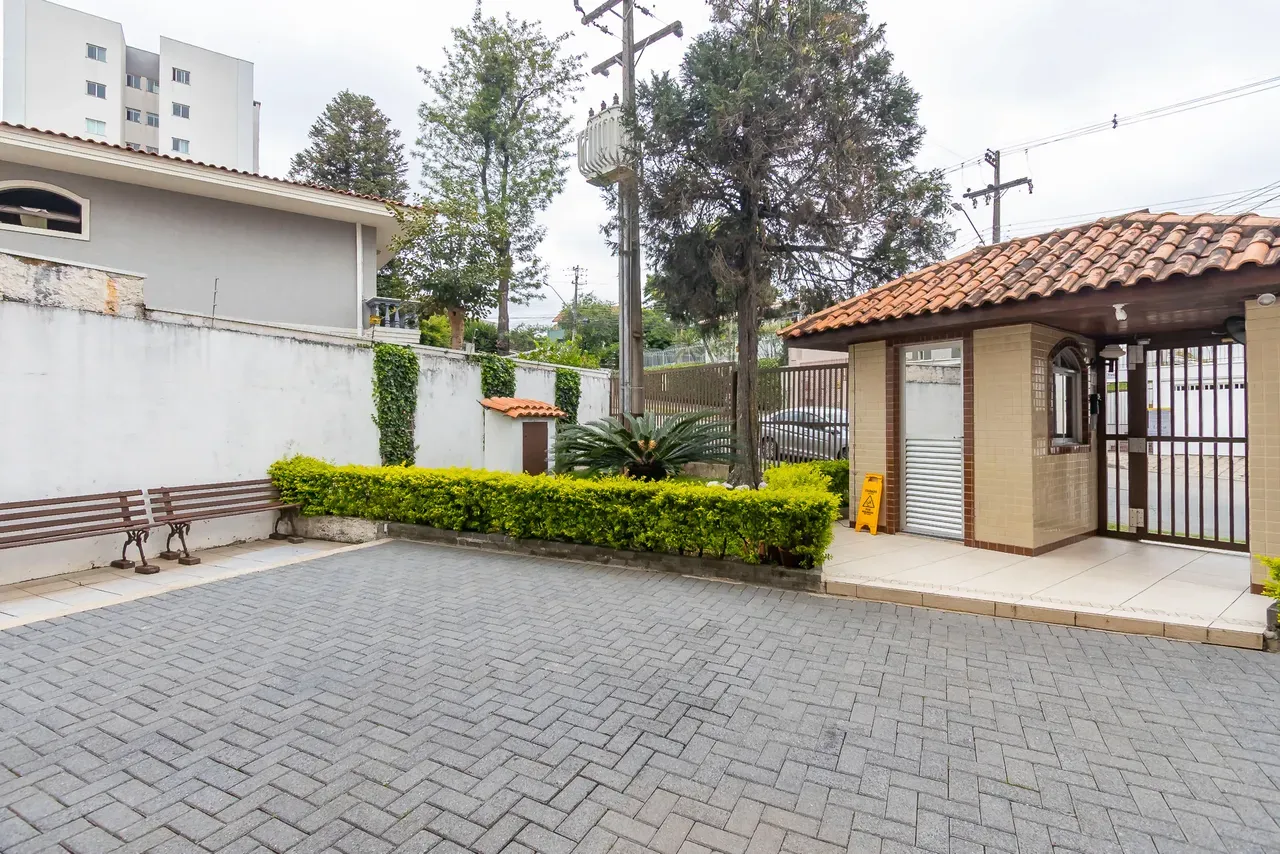 2-bedroom apartment with wood or laminate floors in Curitiba — photo 9