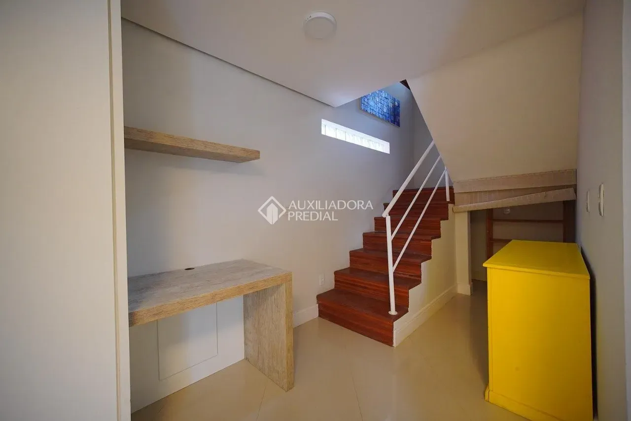 Walk-in closet in a 3-bedroom house, 140 m² — photo 11
