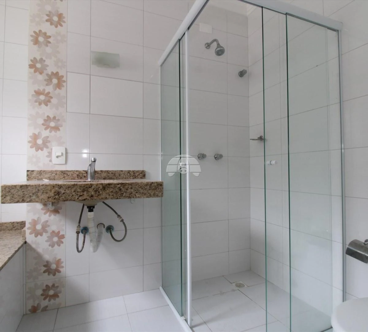3-bedroom house with a bathtub in Curitiba — photo 30