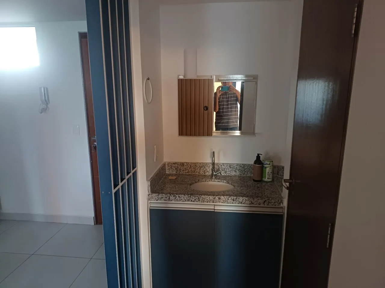 One-bedroom apartment in a building with a gym — photo 10