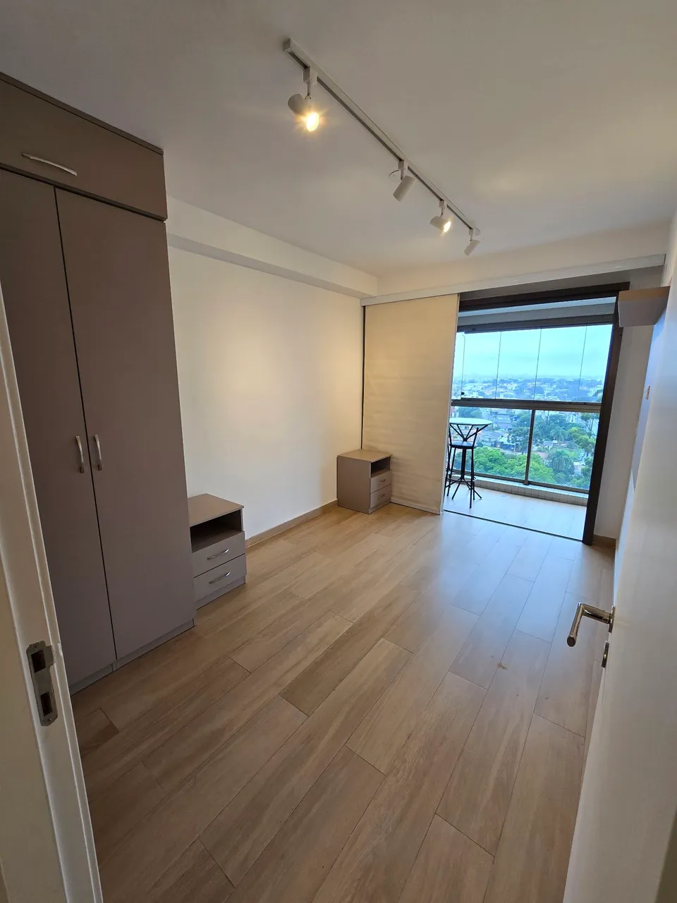 Glass-enclosed balcony in a one-bedroom apartment, 42 m² — photo 10