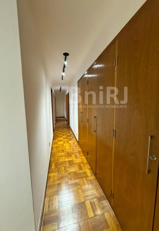 Home office in a 4-bedroom apartment, 280 m² — photo 33