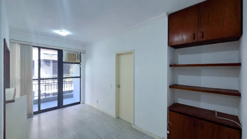 One-bedroom apartment in a building with a gym — photo 11