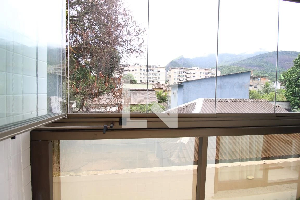 Furnished 2-bedroom apartment with glass balcony — photo 45