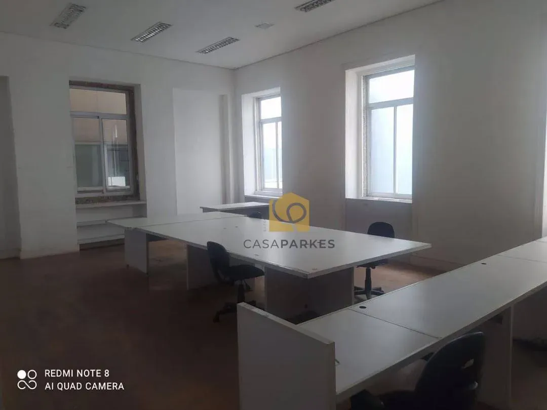 Casa com 2 dormitórios e piso de madeira na sala — photo 39