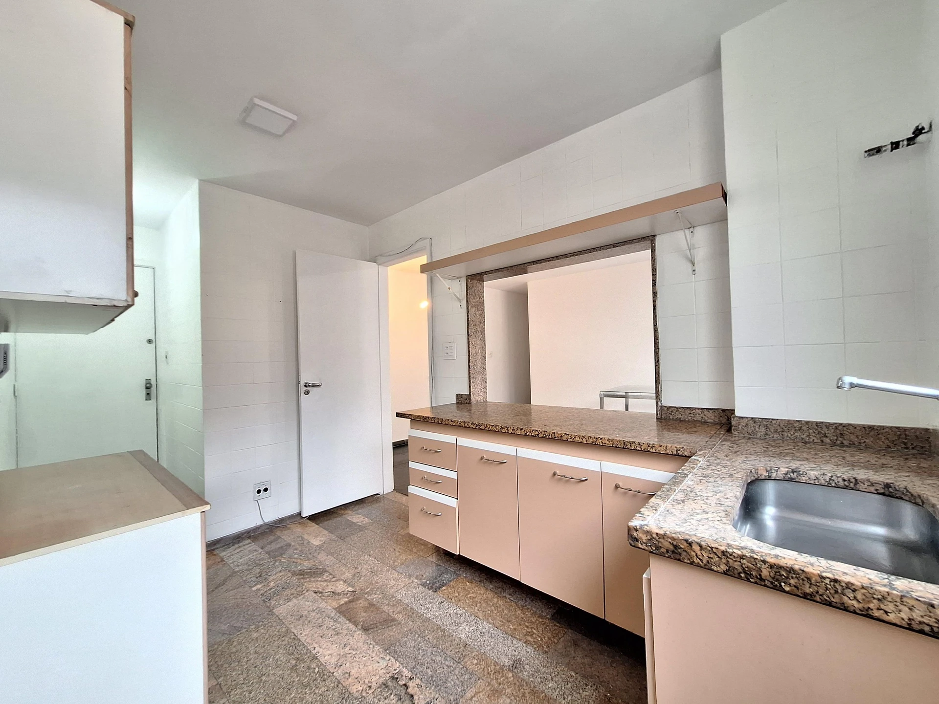 Apartamento de 75 m² com jacuzzi e varanda envidraçada — photo 15