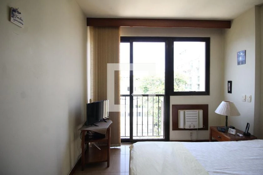 Glass-enclosed balcony in a 3-bedroom apartment, 122 m² — photo 3