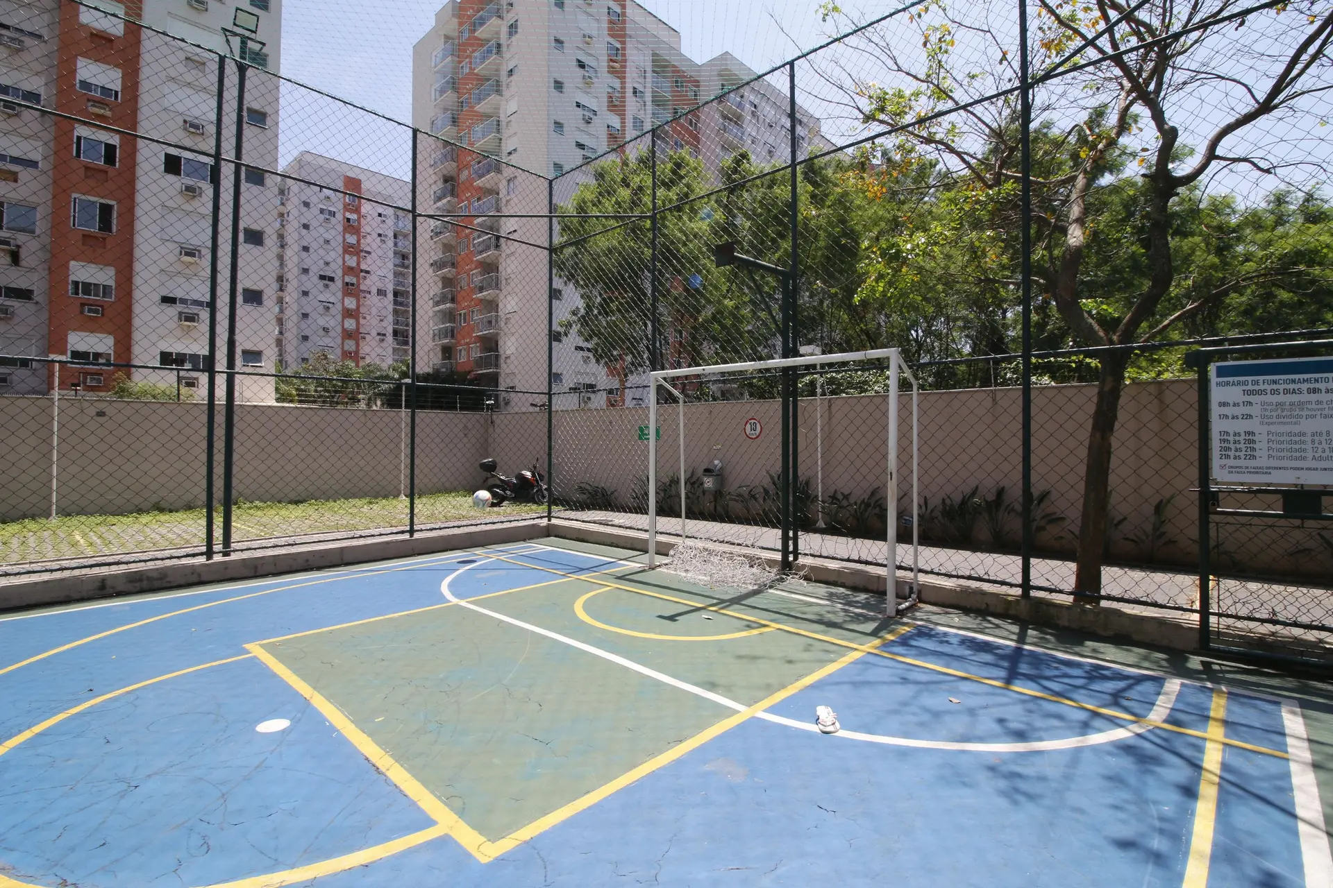 3-bedroom apartment in a building with a gym — photo 41