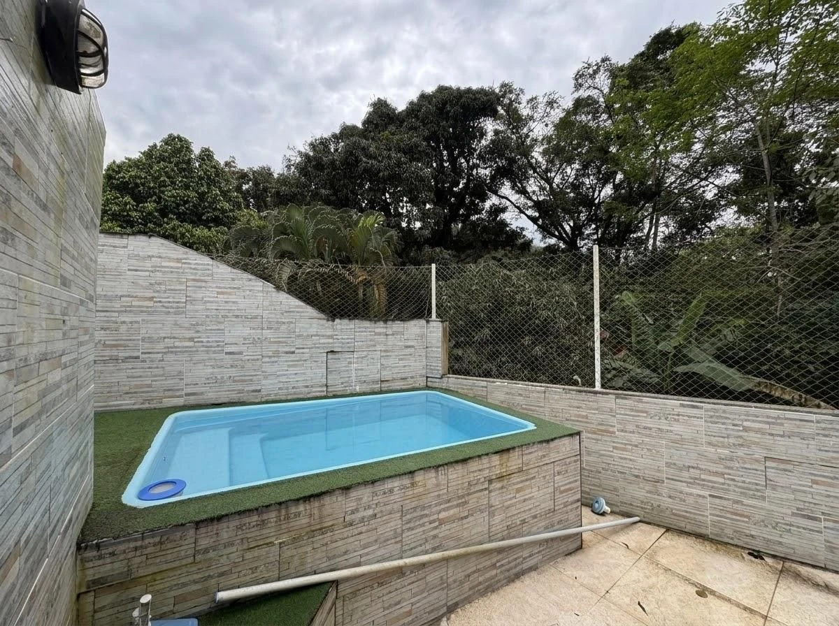 Balcony with a grill in a 2-bedroom house, 165 m² — photo 21