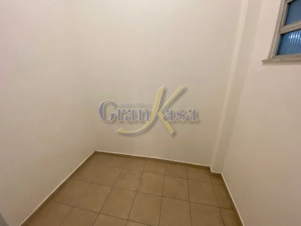 Wood or laminate floors in a 2-bedroom apartment, 63 m² — photo 14